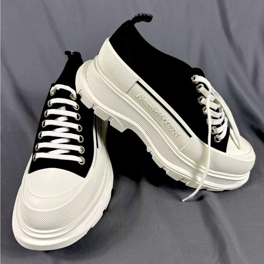 Alexander McQueen Womens Shoes Sneakers Low Top Canvas 10 Black White MSRP $750 - Picture 1 of 9
